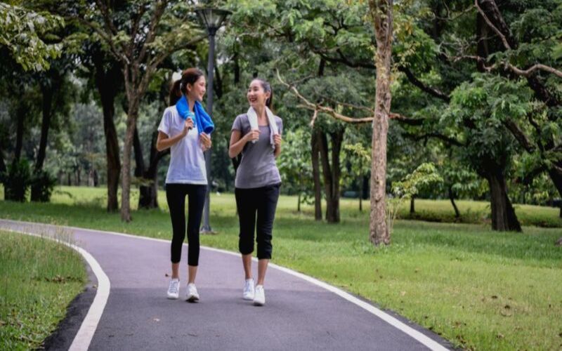 Đi bộ có giảm mỡ bụng không? Hướng dẫn đi bộ đúng cách